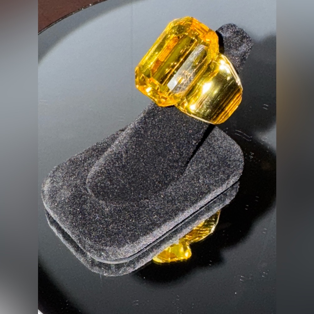 Lucent Octagon cut cocktail ring - Picture 4 of 8